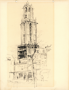 203062 Gezicht op de Domtoren te Utrecht, vanaf de Gaardbrug, tijdens de restauratie.01-01-1925-31-12-1930